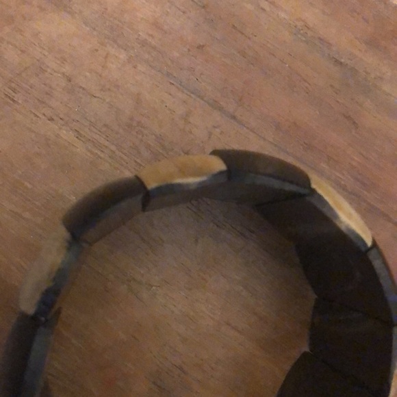 Vintage two-toned Wood Elastic Cuff. Black & natural wood stretch bracelet - Picture 5 of 5